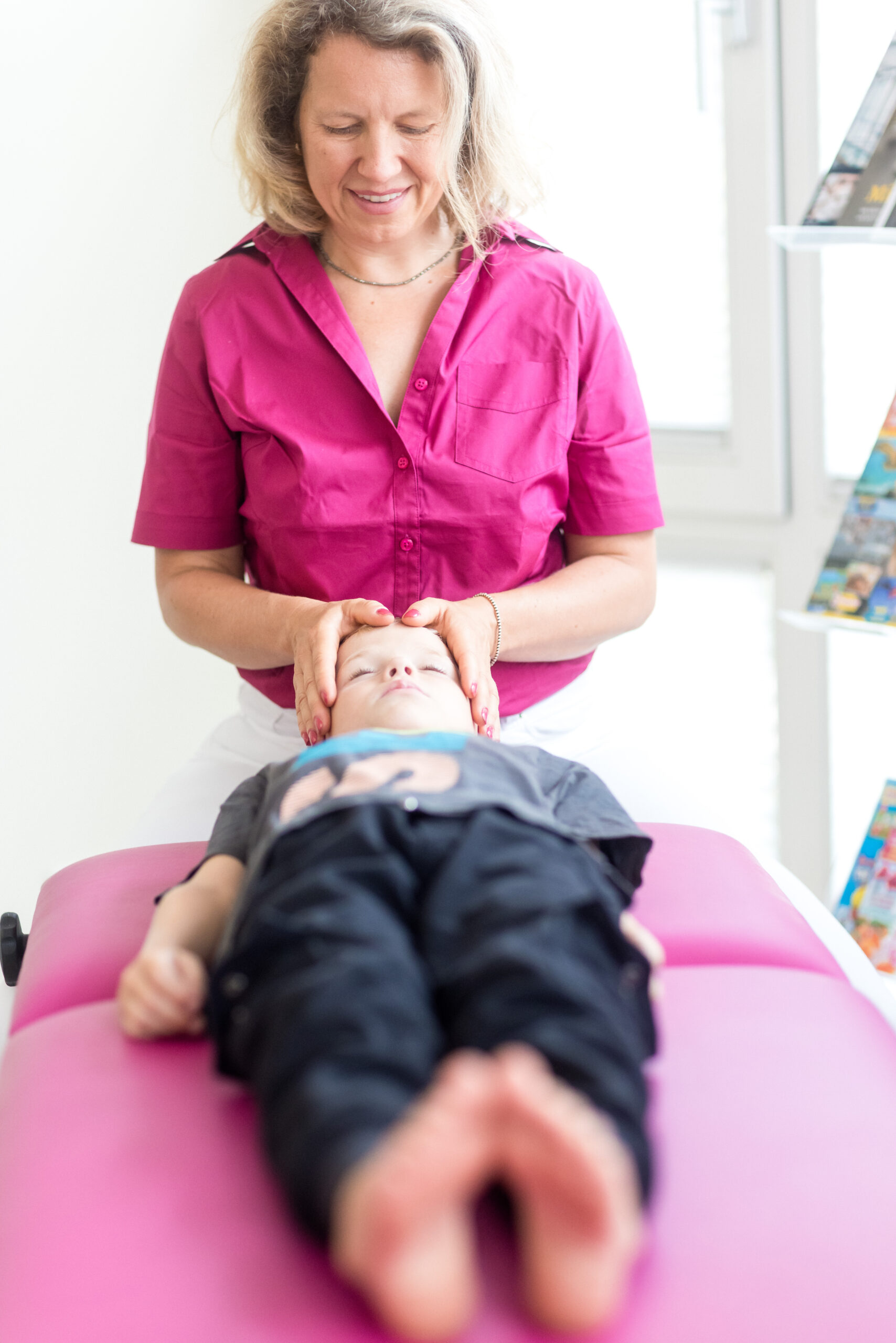 Bild von Dr Maren Koch und einem kleinen Patienten